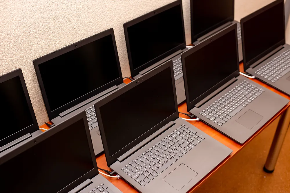 大量のPCがデスクに並んでいるイメージ画像