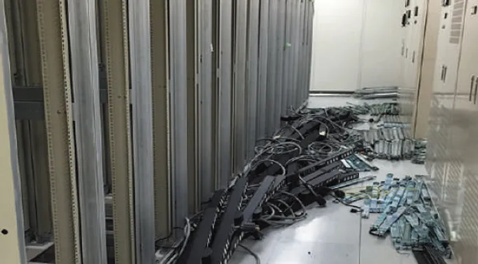 解体中のサーバーラックのイメージ画像