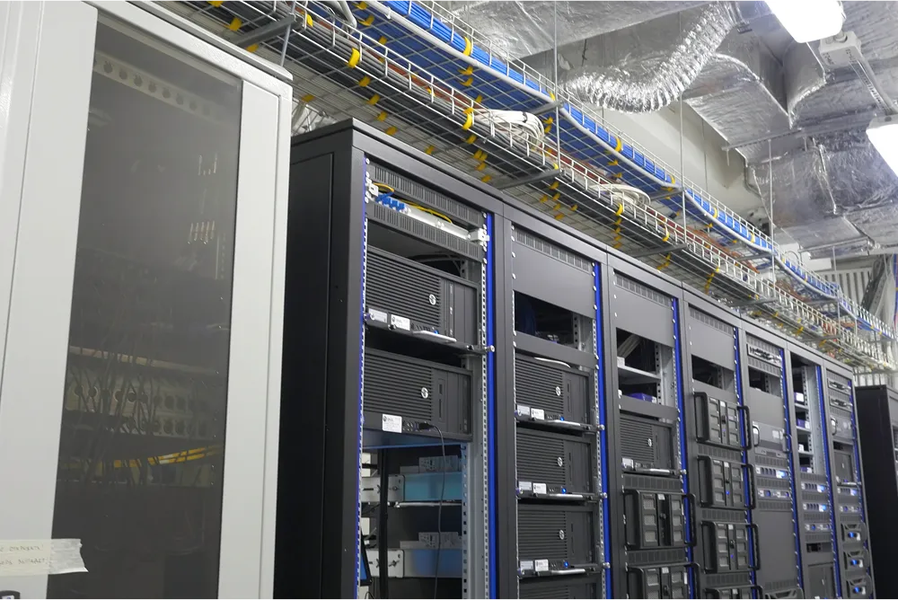 データセンターにサーバーラックが並ぶイメージ画像