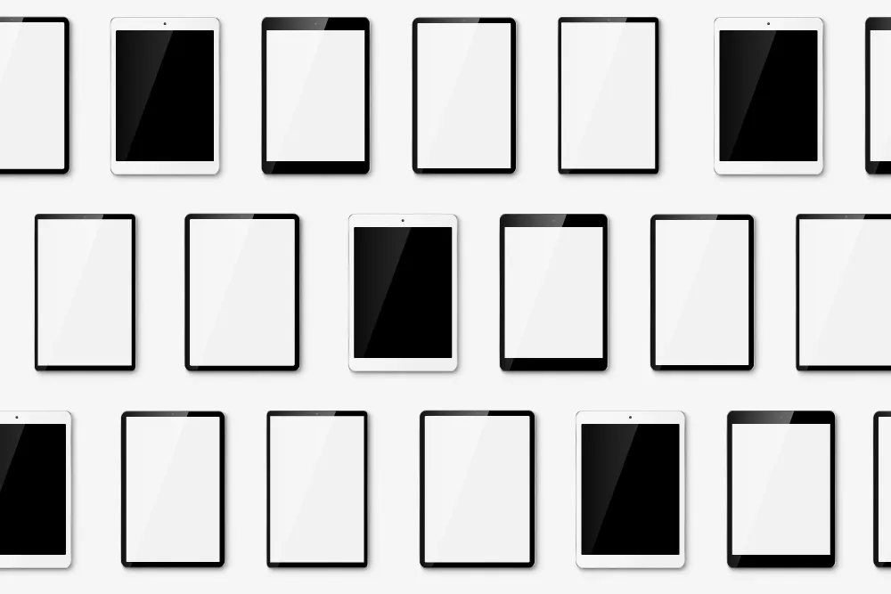 大量のタブレット端末が並んでいるイメージ画像